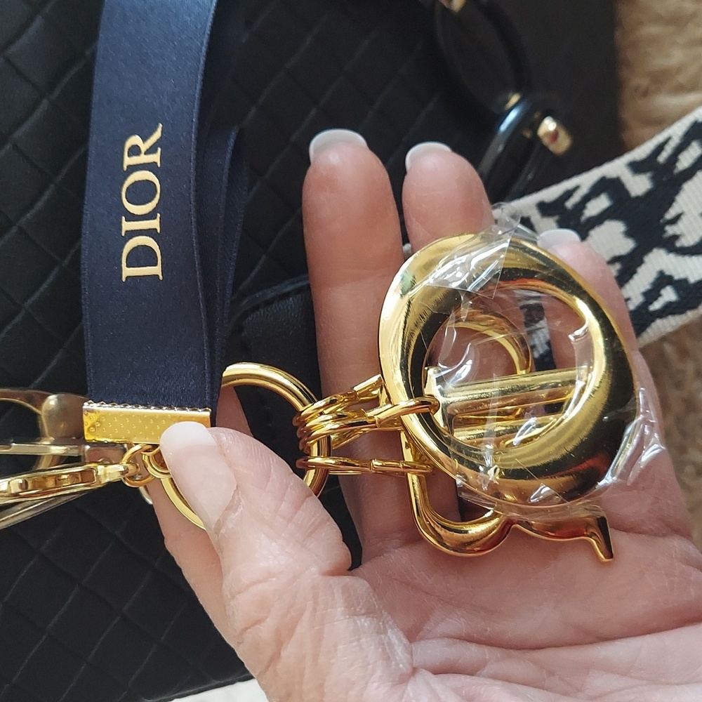 DIOR Authentic GWP Bagcharm With Elegant Black Quilted Handbag - Picture 2 of 5